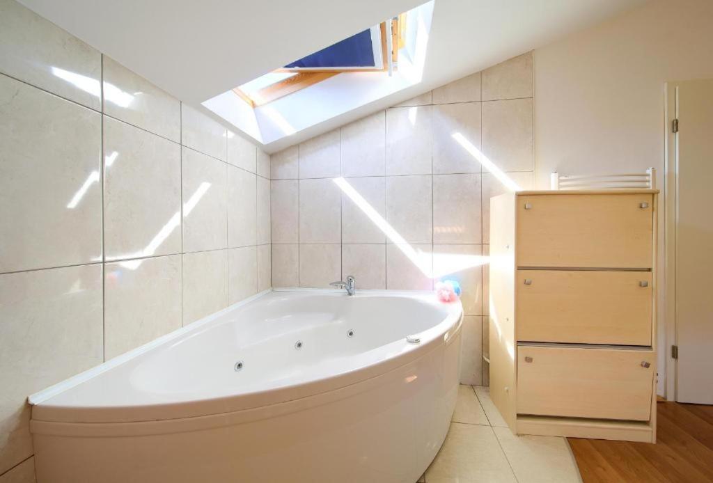 Luxury Apartments Vanessa, 니바이스 외부 사진